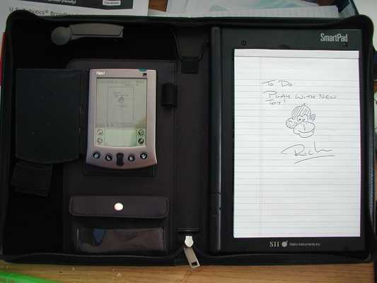 Smartpad with the Palm V on the left and a drawing pad on the right.  The content of the drawing pad is showing on the Palm device.